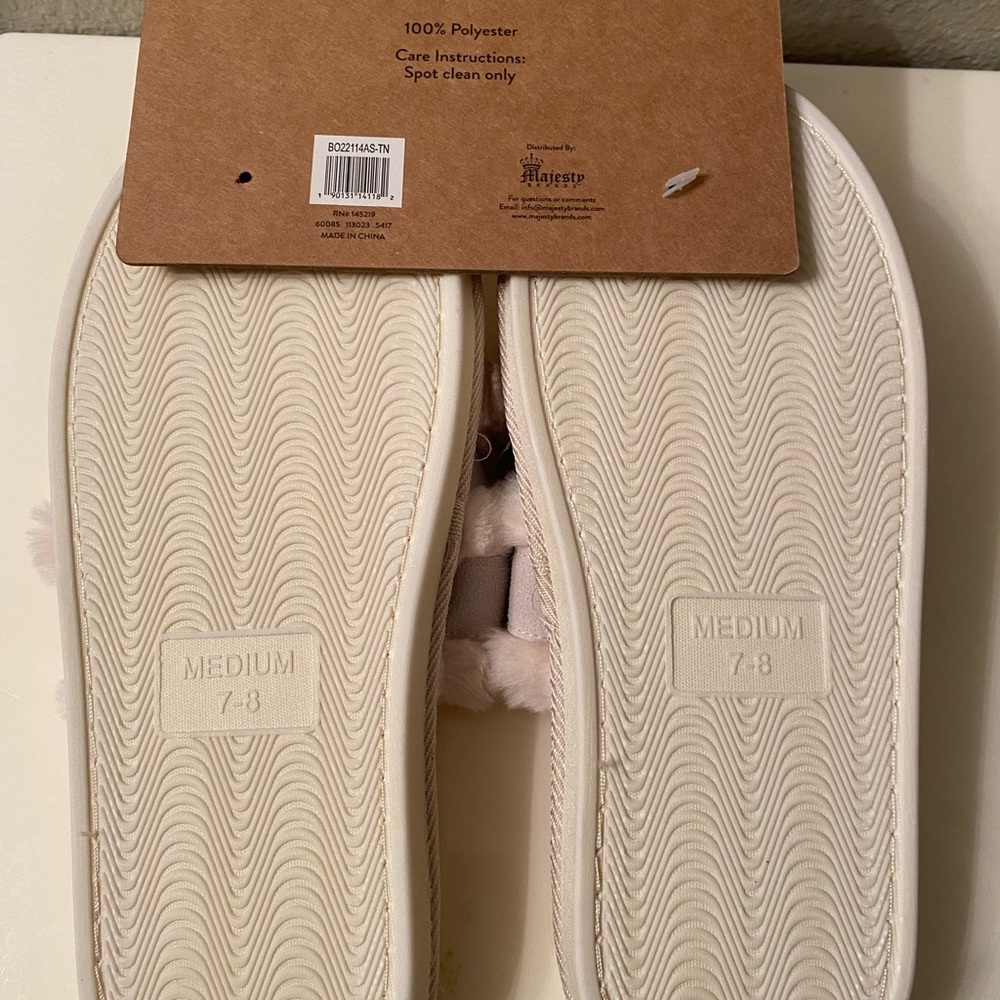NWT Born Slides Size M (7-8) Faux Fur Crisscross - Picture 4 of 4